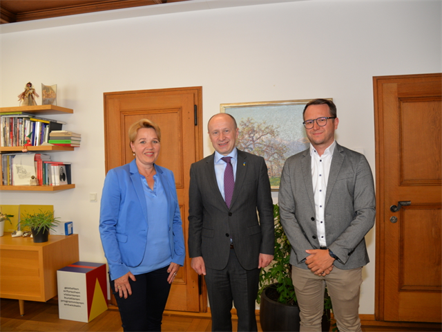 Präsidentin Andrea kaufmann, Botschafter Vasyl Khymynets und Günter Meusburger, Geschäftsführer des Vorarlberger Gemeindeverbandes.
